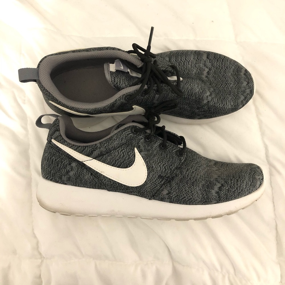Cute Nike Roshe Runs in Aztec Pattern 🖤